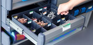 einsortierte Schublade Schrauben