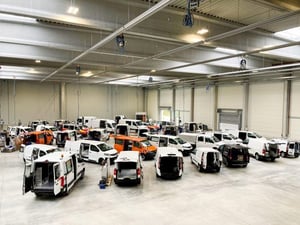 Bild-2_Das-Serviceflotten-Conversion-Center-bietet-Platz-fur-viele-Fahrzeuge-zum-Ausbau-scaled-e1638860982125 (1)