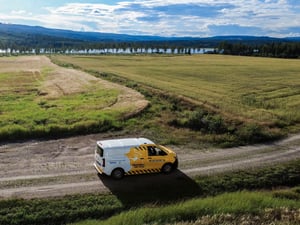 Sideshot vom Auto auf dem Feld