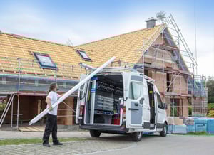 Firmenfahrzeug vor Baustelle