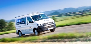 VW Transporter mit mySortimo graphics Beklebung und Dachträger TopSystem auf der Straße