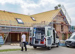 SR5 in Mercedes-Benz Sprinter vor Baustelle eines Einfamilienhauses